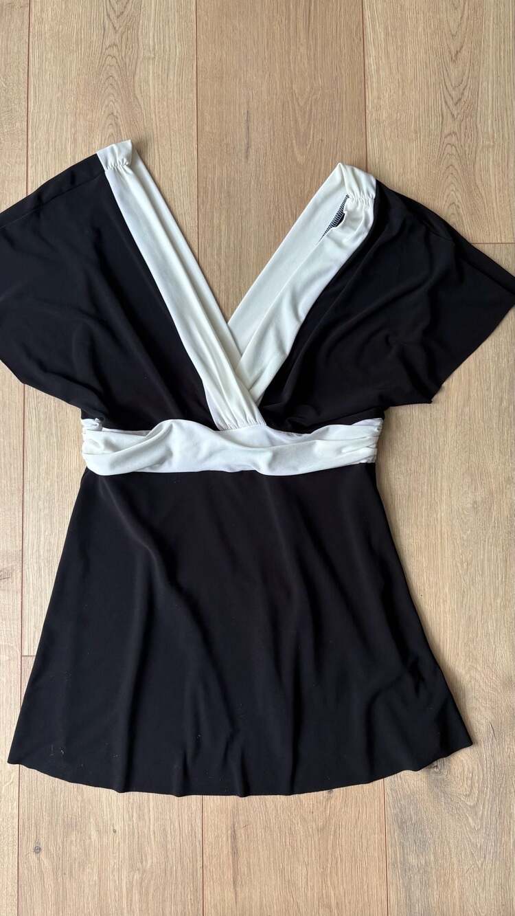 White House Black Market Top Size M Black White Wrap V-Neck